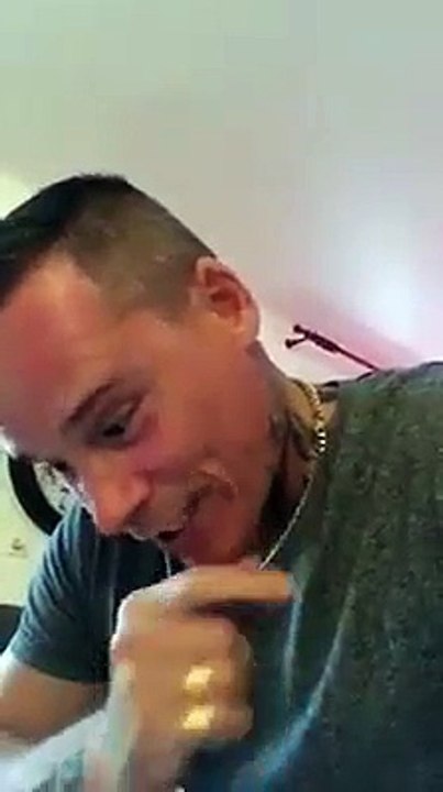 Il s'en prend à la ministre de l'éducation national après avoir vu les devoirs donné  à sa fille de 11ans.