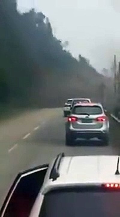 Glissement de terrain incroyable filmé sur une route