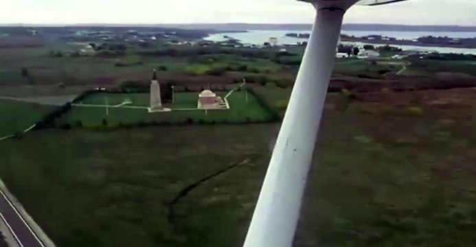 Un taré en voiture coupe la route d'un avion au décollage...