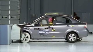 2007 Chevrolet Aveo moderate overlap IIHS crash test