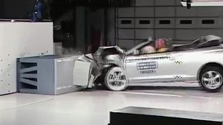 2007 Toyota Camry Solara moderate overlap IIHS crash test