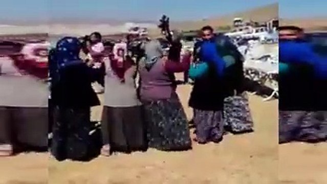 Avşar Oğlundan Teyzelere Türkmen Halayı