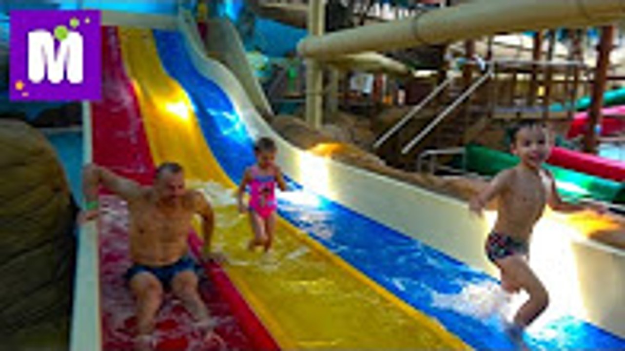 Мистер Макс и Мисс Кэти Катаемся на горках и плаваем в бассейнах Аквапарк в Англии Макс готовит Тортилла Рэп в ресторане