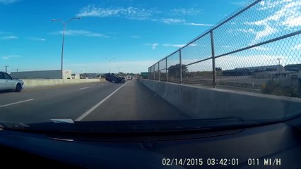 Il tente un dépassement hasardeux et se retourne sur l'autoroute - Crash débile!