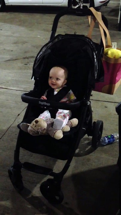 Ce bébé découvre l'écho... Et il aime bien