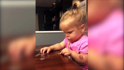 Une fillette surprise avec l'argent de son frere... Peur de sa vie!