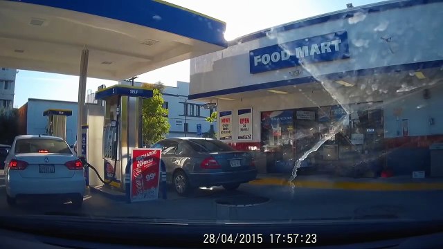 Elle oublie le robinet de la pompe dans sa voiture... Oups