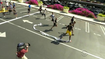 下载视频: Usain Bolt face à James Corden, Owen Wilson et leur équipe de journaliste sur 100m