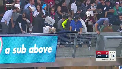 Il fait sa demande en mariage pendant un match de baseball et perd la bague dans les tribunes