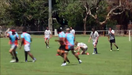 Un jeune rugbyman évite un plaquage en faisant… un salto arrière