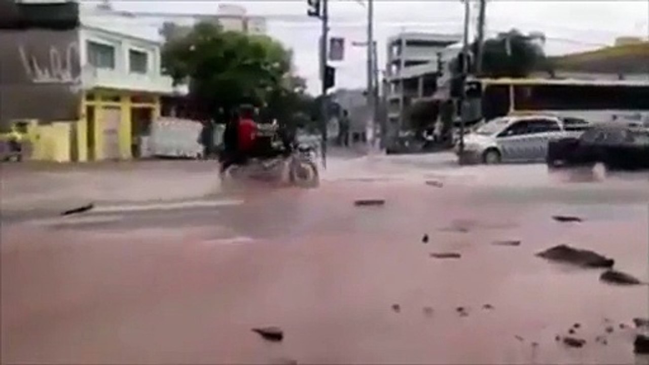 Une moto disparaît dans un trou rempli l’eau