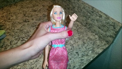 Elle se sert d'une Barbie pour retirer le caséum qu'elle a sur les amygdales