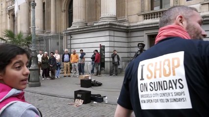 Deux inconnus se joignent à un artiste de rue reggae à Bruxelles