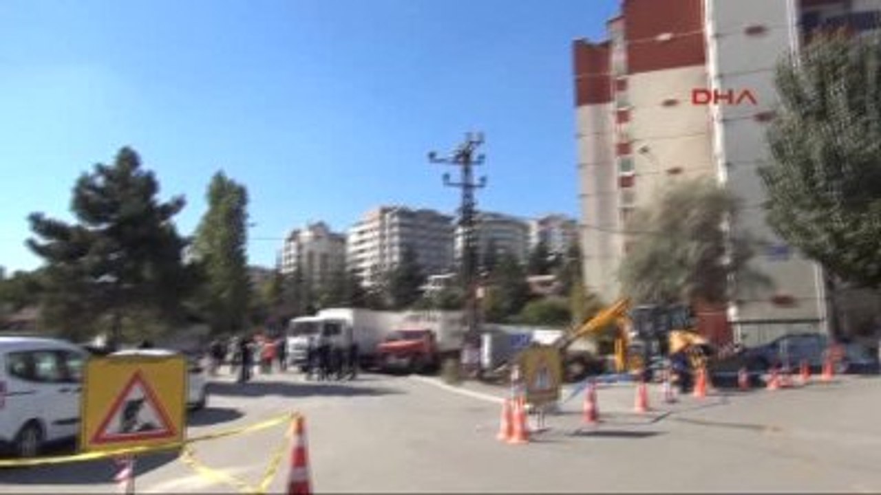 Ankara'da Yol Çöktü; 2 İş Makinası Sulara Gömüldü