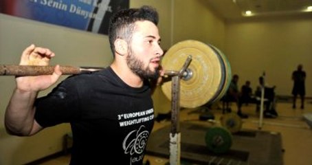 Okyay, Babasının İtirazlarına Karşın Haltere Başladı, Dünya Şampiyonu Oldu