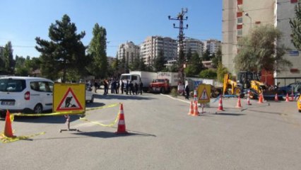 Ankara'da Yol Çöktü; 2 İş Makinası Sulara Gömüldü