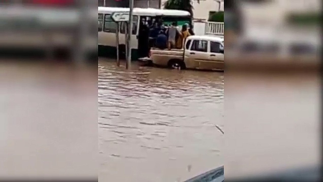 غرق الحافلة الجديدة في مياه الأمطار و اجلاء الر...