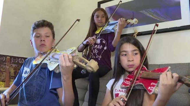 Ces instruments de musique ont été fabriqués à partir de déchets