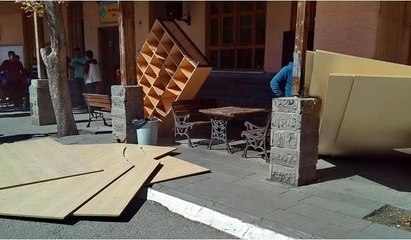 Devrilen suntalar 5 öğrenciyi yaraladı