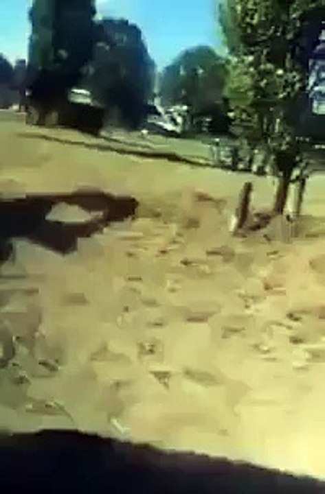 Road rage un motard dingue explose la vitre d'une voiture avec son poing