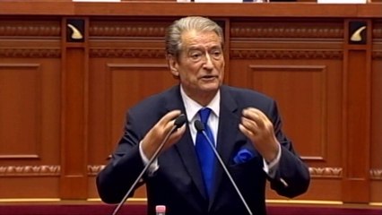 Report TV - Berisha reflekton për plehrat: Nuk do ta bëja kurrë