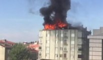Bağcılar'da bir evin çatısı alev alev yandı