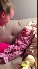 Un bébé voit sa maman pour la première fois