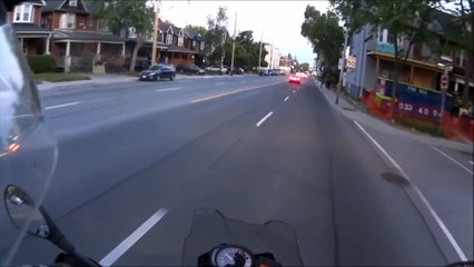 Un cycliste s'éclate au sol en plein milieu de la route