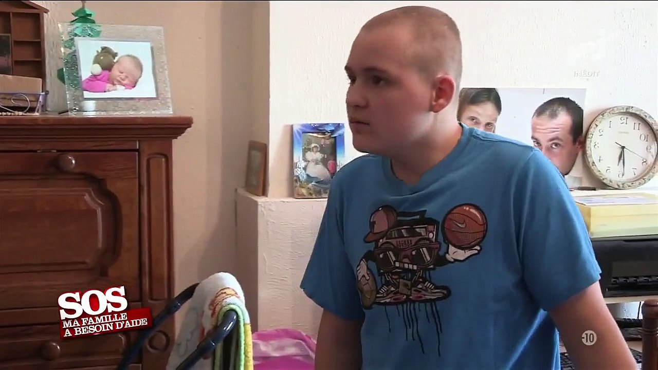 Pascal le grand frère donne une leçon de français à un ado