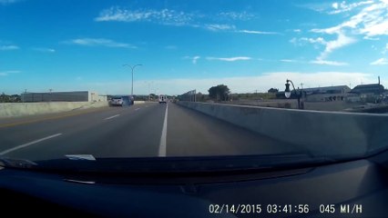 Il tente un dépassement hasardeux et se retourne sur l'autoroute - Crash débile!