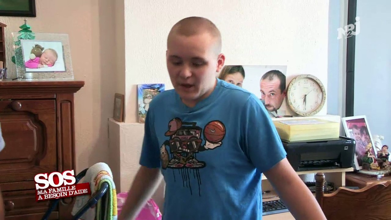 Pascal donne un cours de français à un adolescent