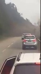 Glissement de terrain filmé en direct sur une route