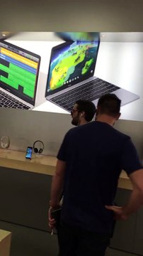 Destrozando un IPHONE en una APPLE STORE