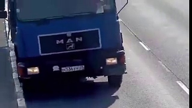 Un gattino finisce in strada e le auto lo sfiorano a tutta velocità. Per fortuna qualcuno fa qualcosa...