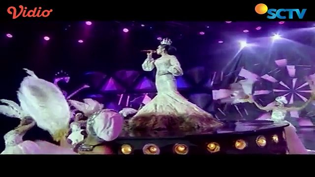 Persiapan Kolaborasi Unik Syahrini dan Melly Goeslaw - Halo Selebriti