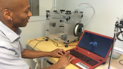 A La Fabrique, le numerique est un fab lab : demonstration de l'imprimante 3D