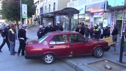 Otomobil Otobüs Durağına Çarptı