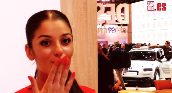 VÍDEO: Las chicas del Salón de París 2016, ¡mucho glamour!