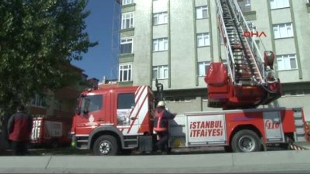 Çatı Katı Alev Alev Yandı, İki İşçi İtfaiye Tarafından Kurtarıldı