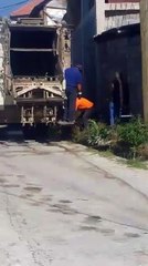 Tearcë, shikoni si e shprazin kamionin e plehrave në vendbanim (FOTO + VIDEO)