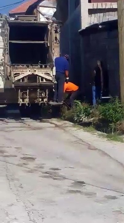 Tearcë, shikoni si e shprazin kamionin e plehrave në vendbanim (FOTO + VIDEO)