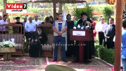 عمد مطروح يهدون البابا تواضروس درع الهلال والصليب