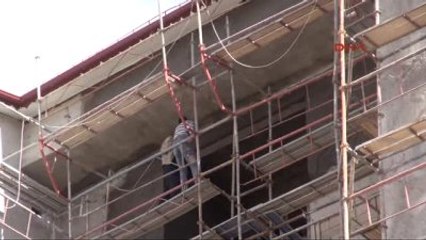 Sivas İnşaattan Düşen İşçi Hayatını Kaybetti