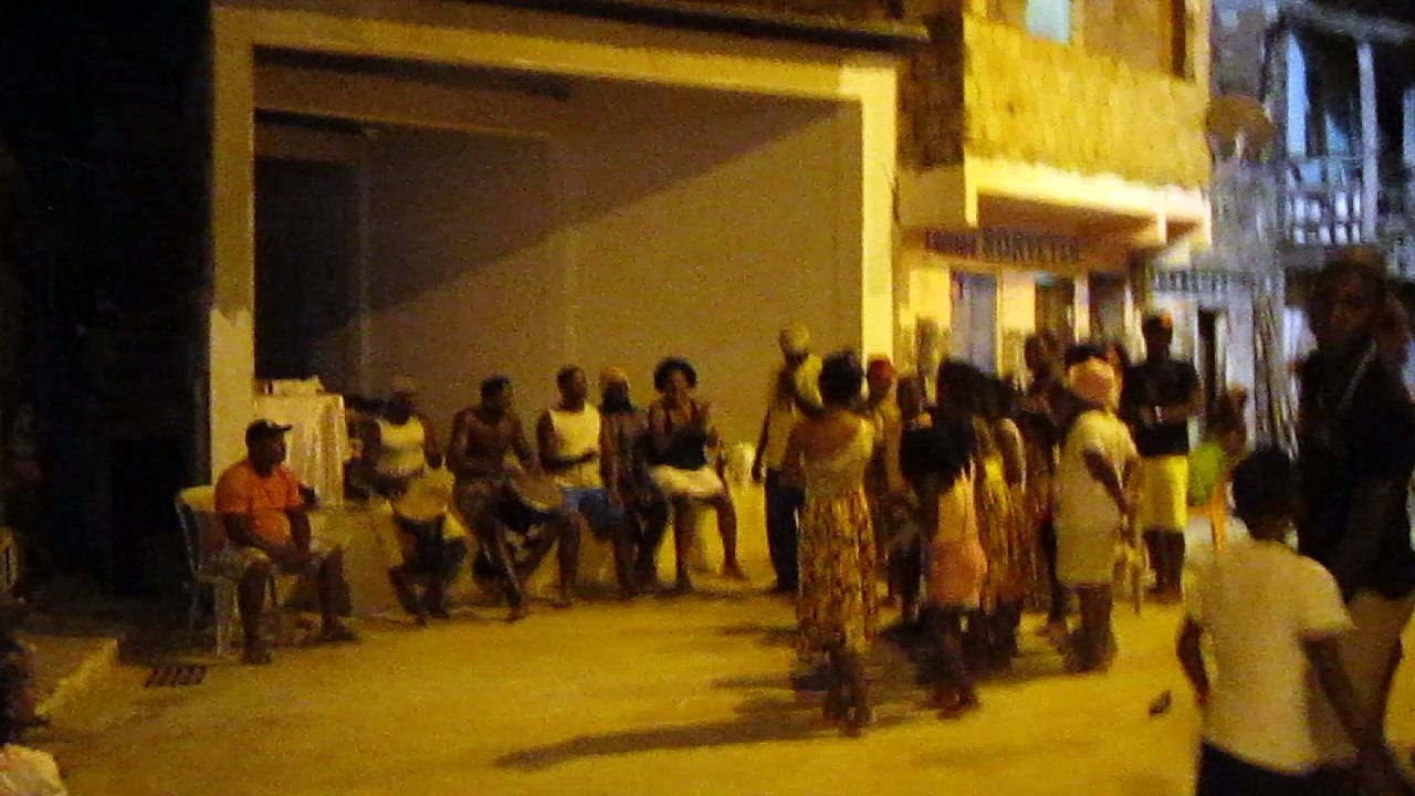 samba de rue dans un quartier défavorisé d'Itacaré