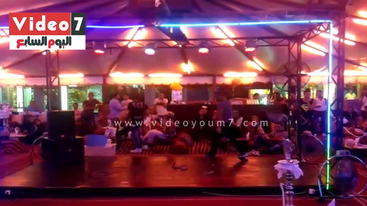 ثعبان الكوبرا يخترق ملابس أحد الشباب بخليج نعمة خلال عرض بأحدى الكافيهات