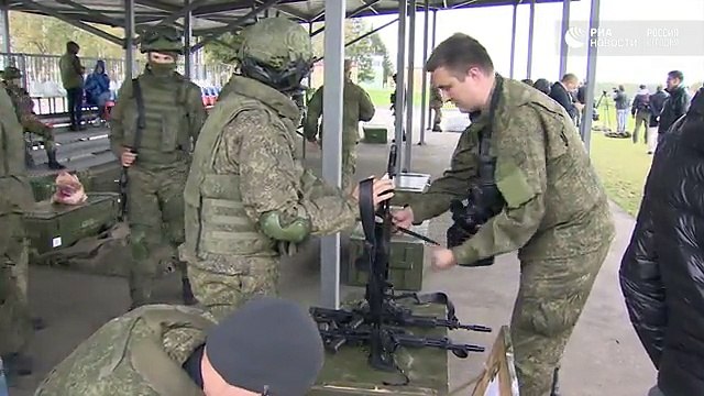 Военные ВС РФ испытали автоматы Калашникова и экипировку Ратник