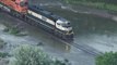 Ce Train de 3km de long roule à travers les inondations - Impressionnant