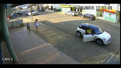 Il passe tout près de la mort dans un accident de voiture incroyable!