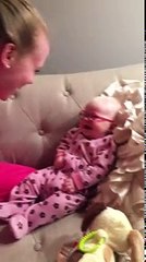 Un bébé voit sa maman pour la première fois