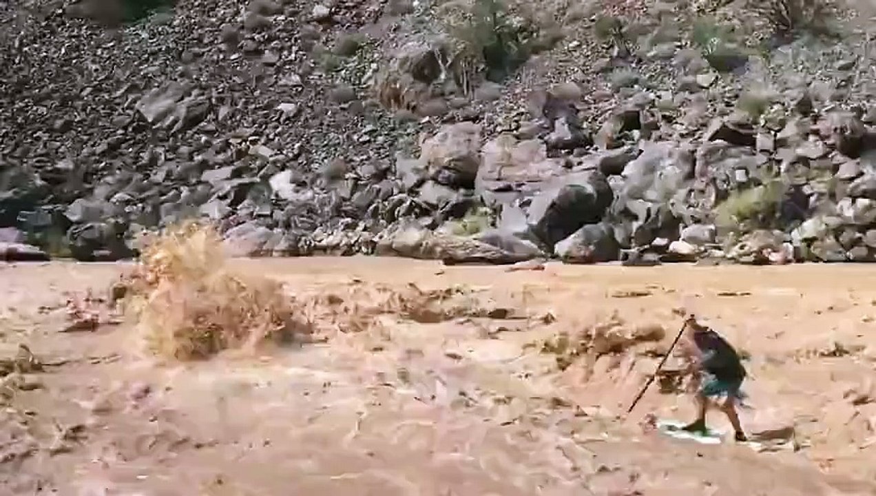 Ce gars maitrise le surf paddle dans les rapides comme personne